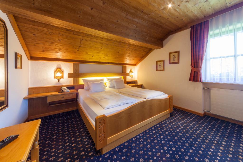 Hotel Alpina Hagnau Rum bild