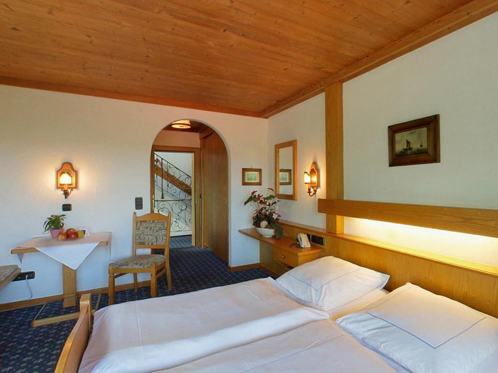 Hotel Alpina Hagnau Rum bild